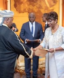 Ali Bongo reçoit les lettres de créances de trois ambassadeurs
