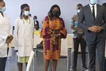 Covid-19 : le ministre gabonais de la Santé visite les centres de vaccination du Grand Libreville
