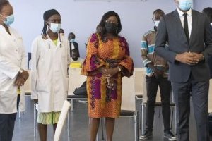 Covid-19 : le ministre gabonais de la Santé visite les centres de vaccination du Grand Libreville
