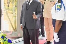 Ali Bongo dépose une gerbe de fleurs au mausolée du feu président Léon Mba
