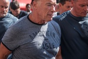 Arnold Schwarzenegger attaqué par surprise par un supporter fou en Afrique du Sud
