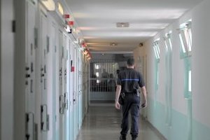 France : Convaincu d’avoir été trompé, un détenu tabasse sa compagne au parloir d’une prison
