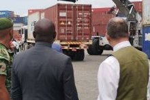 Lee White et Olivier Nzaou inspectent les containers de Kevazingo saisis et scellés dans la zone portuaire d’Owendo
