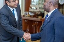 Ali Bongo échange avec l’ambassadeur d’Egypte Ahmed Bakr
