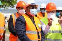 Le Premier ministre Julien Nkoghe Bekale inspecte les travaux de la RN1 et les voiries de Libreville
