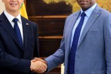 Brice Oligui Nguema échange avec l’ambassadeur de Chine et des entrepreneurs militaires chinois
