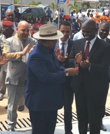 Julien Nkoghe Bekale inaugure une station-service à Ntoum
