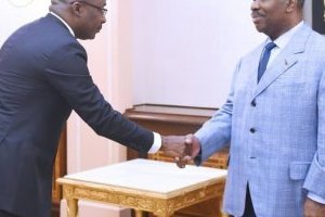 L’ambassadeur de Grande Bretagne au Gabon et le patron de la CNLCEI chez Ali Bongo

