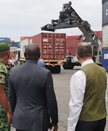 Lee White et Olivier Nzaou inspectent les containers de Kevazingo saisis et scellés dans la zone portuaire d’Owendo
