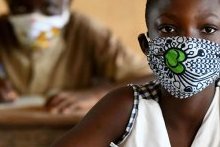 Face au coronavirus, les jeunes ne sont pas invincibles, rappelle l’OMS
