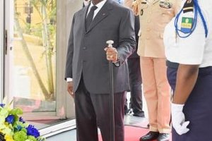 Ali Bongo dépose une gerbe de fleurs au mausolée du feu président Léon Mba
