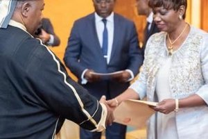 Ali Bongo reçoit les lettres de créances de trois ambassadeurs
