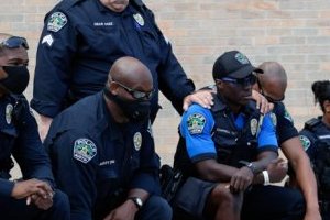 Les autorités américaines répondent aux appels à la réforme de la police
