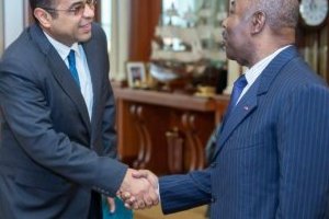 Ali Bongo échange avec l’ambassadeur d’Egypte Ahmed Bakr
