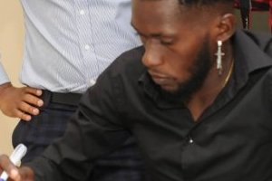 Junhior Bayanho Aubyang signe au FC St Eloi Lupopo de Lubumbashi pour 3 saisons
