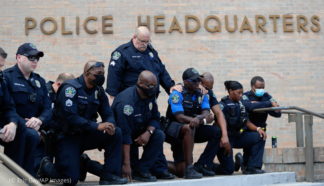 Les autorités américaines répondent aux appels à la réforme de la police
