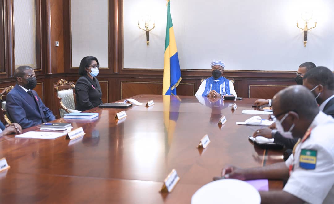 Covid-19 : De retour de Londres, Ali Bongo échange avec quelques ministres
