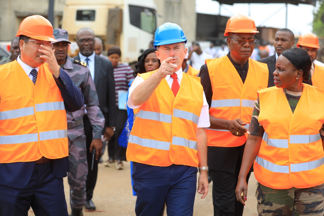 Lee White visite les usines de transformation du bois de la zone portuaire d’Owendo
