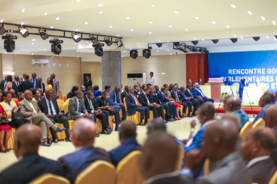 Le gouvernement gabonais devise avec les groupes parlementaires de la majorité au Sénat
