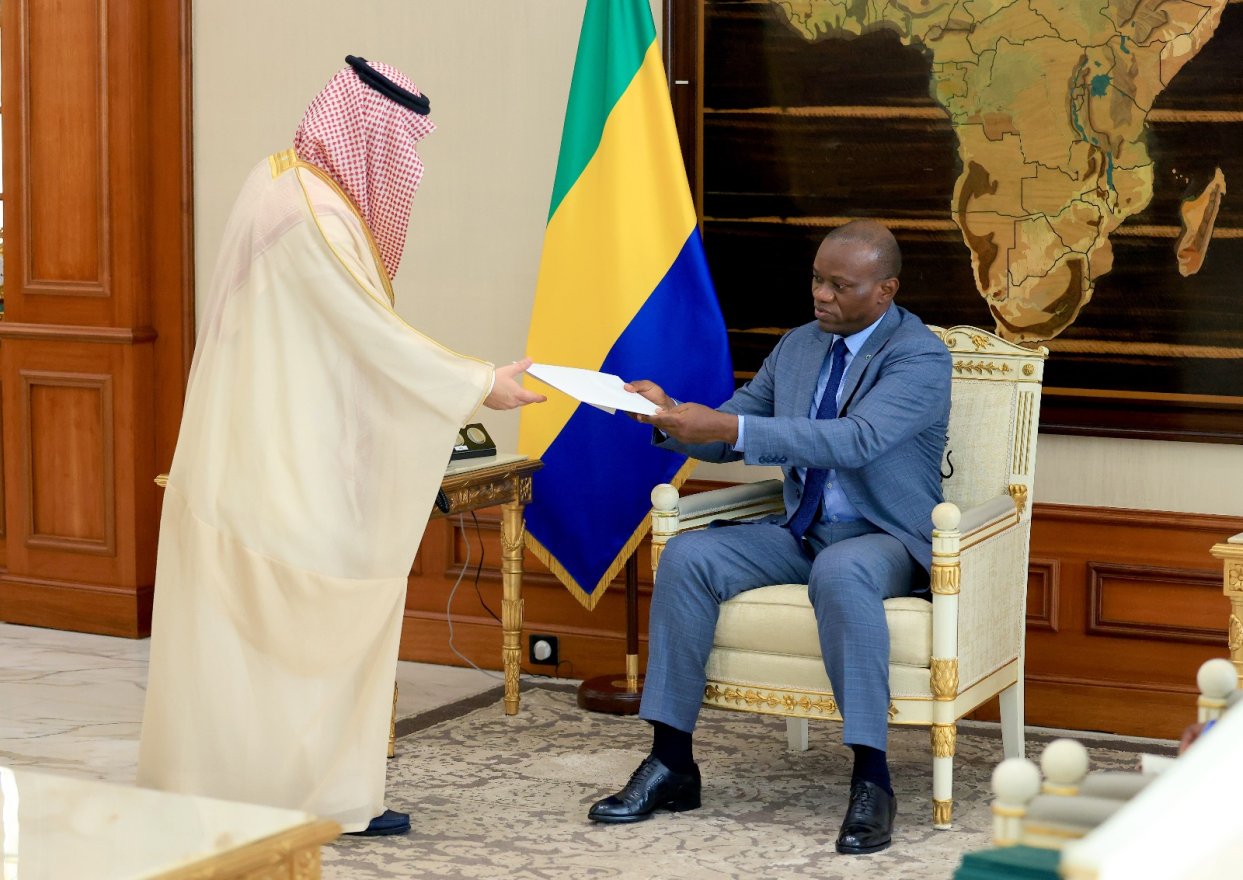 Brice Clotaire Oligui Nguema s’entretient avec l’ambassadeur d’Arabie Saoudite
