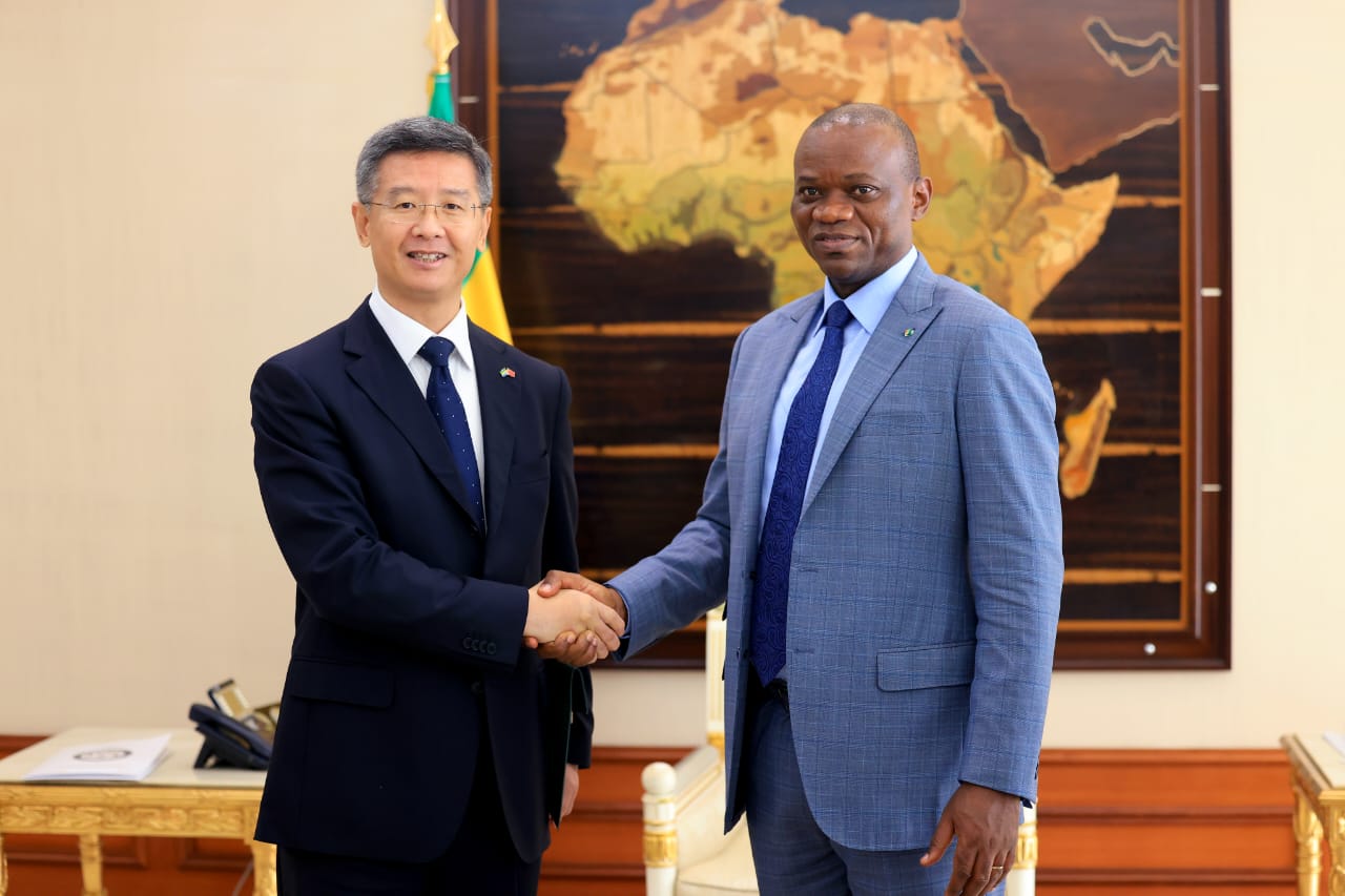 Brice Oligui Nguema échange avec l’ambassadeur de Chine et des entrepreneurs militaires chinois
