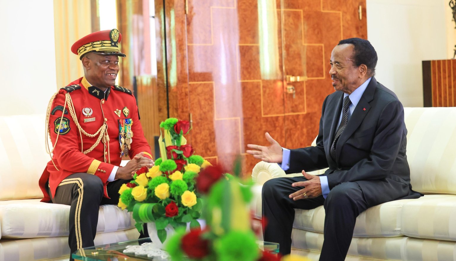Tournée sous-régionale : le président de la transition reçu par son homologue camerounais
