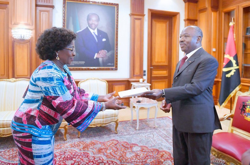 Ali Bongo reçoit les lettres de créances des ambassadeurs de Cuba, d’Angola, de Turquie et de Corée
