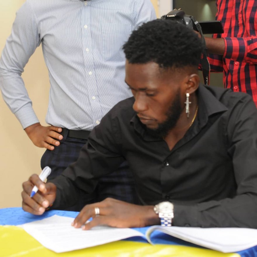 Junhior Bayanho Aubyang signe au FC St Eloi Lupopo de Lubumbashi pour 3 saisons
