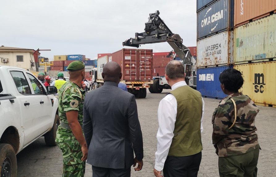 Lee White et Olivier Nzaou inspectent les containers de Kevazingo saisis et scellés dans la zone portuaire d’Owendo
