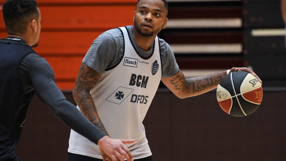 Un basketteur suspendu après avoir été contrôlé « enceinte »
