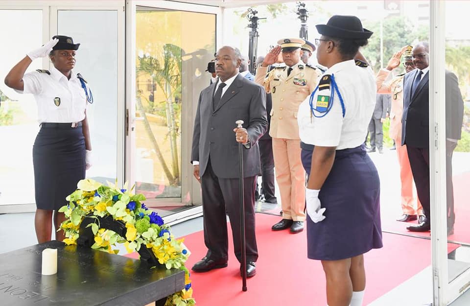 Ali Bongo dépose une gerbe de fleurs au mausolée du feu président Léon Mba
