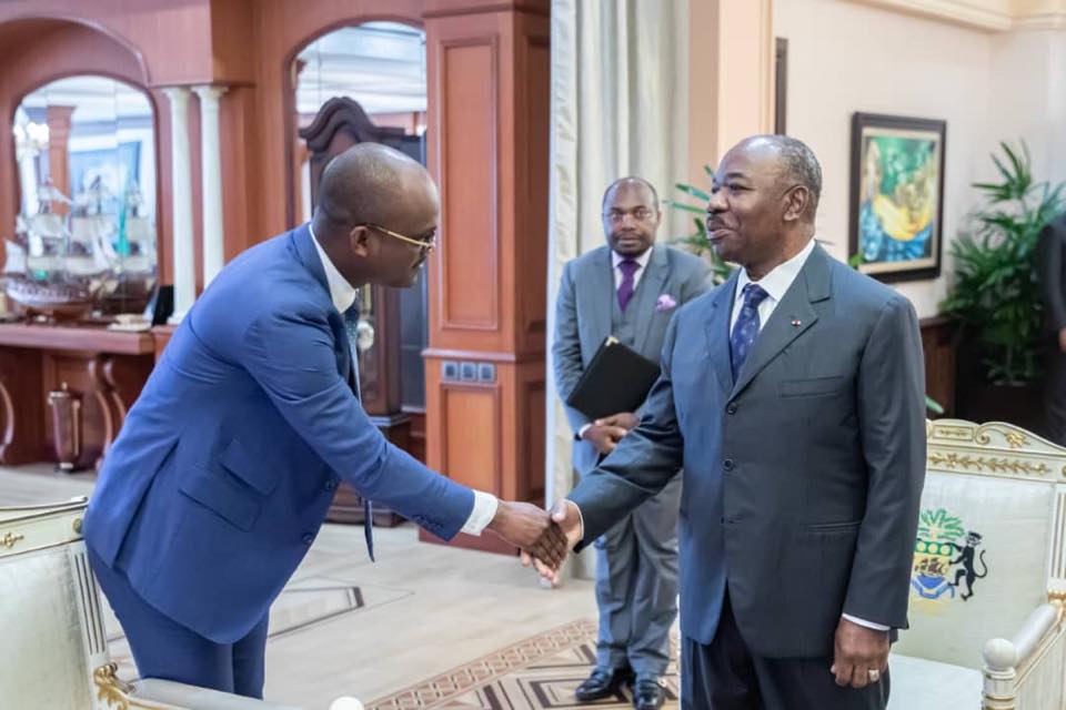 Ali Bongo échange avec trois de ses ministres

